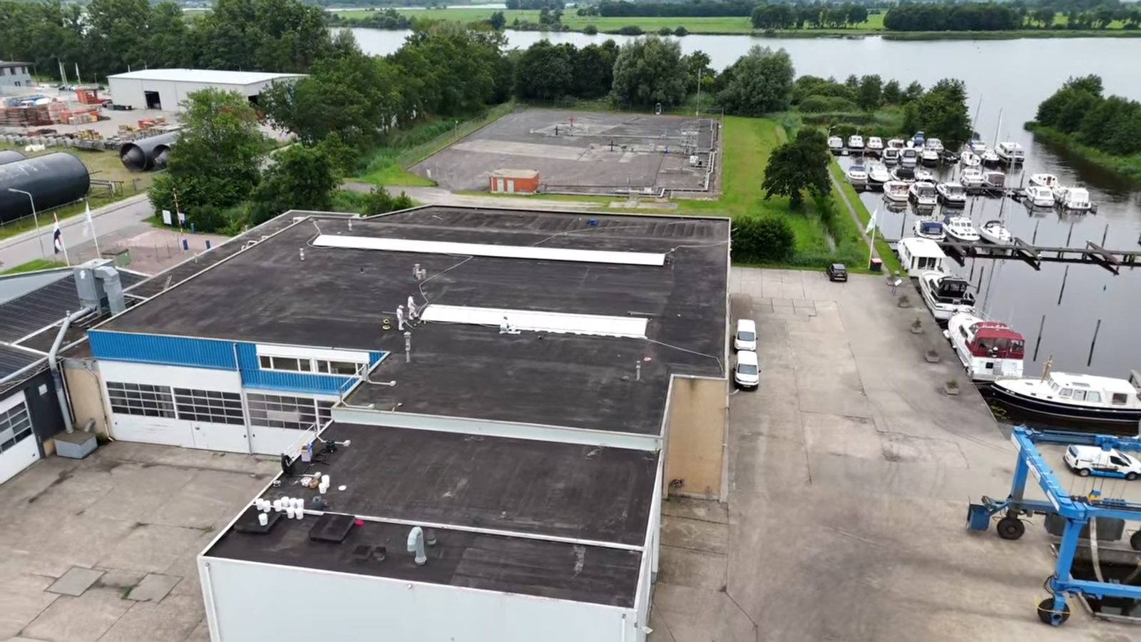 Het dak van Smelne Yachtcenter voorafgaand aan de behandeling