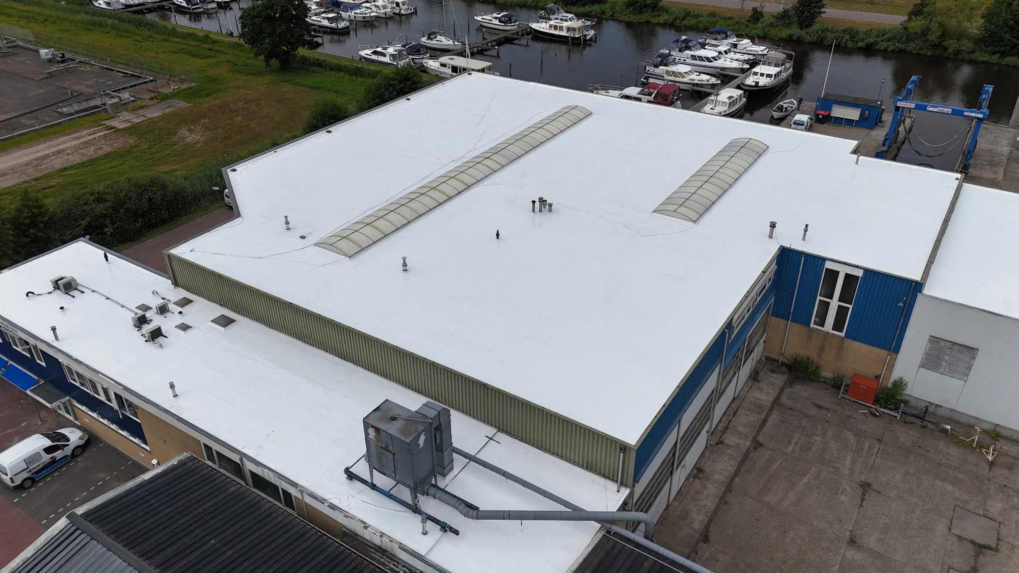 Eindresultaat van het behandelde dak van Smelne Yachtcenter